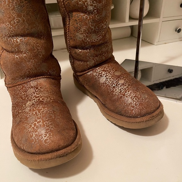 Uggs boots with light gold color logos all around the boots tan and gold - Picture 3 of 14